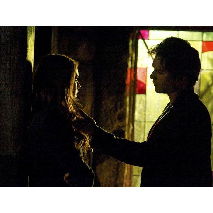  Em &quot;The Vampire Diaries&quot;, Damon (Ian Somerhalder) e Elena (Nina Dobrev) est&amp;atilde;o em uma situa&amp;ccedil;&amp;atilde;o delicada no seu relacionamento 