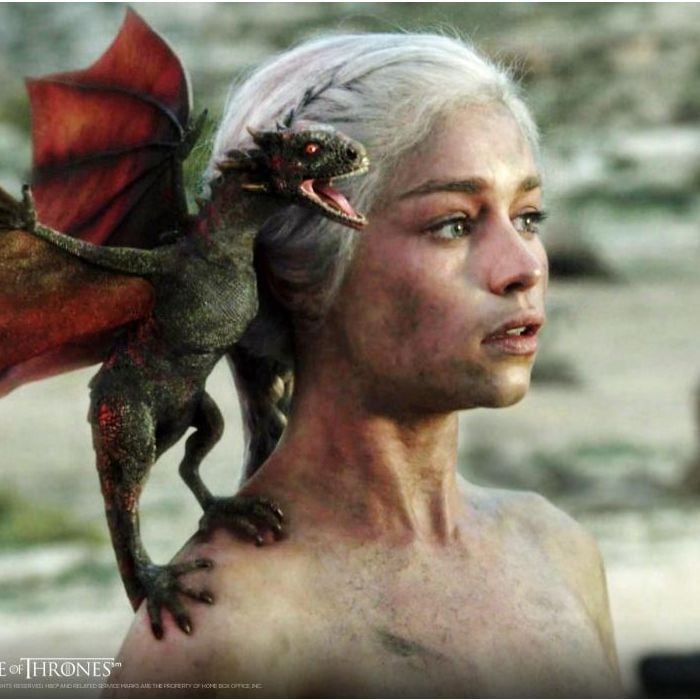  Daenerys Targaryen, personagem de Emilia Clarke na s&amp;eacute;rie &quot;Game of Thrones&quot;, usa uma peruca loura que muda visual da atriz 