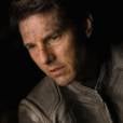 Em "Oblivion", o personagem de Tom Cruise precisa consertar  a superfície de um planeta destruído devido confrontos com uma raça alienígena. 