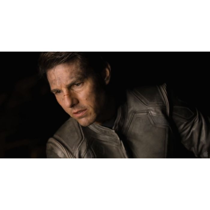Em &quot;Oblivion&quot;, o personagem de Tom Cruise precisa consertar  a superfície de um planeta destruído devido confrontos com uma raça alienígena. 