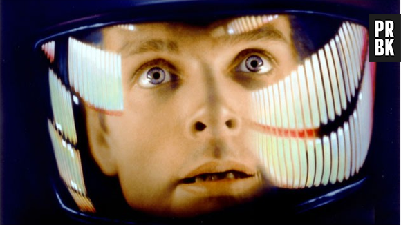 Em "2001: Uma Odisseia do Espaço", o computador HAL9000 entra em pane e tenta matar seus tripulantes.