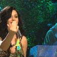 Katy Perry canta "Roar" no programa humorístico "Saturday Night Live"