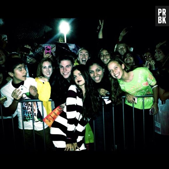 Selena Gomez posa com seus fãs após apresentação