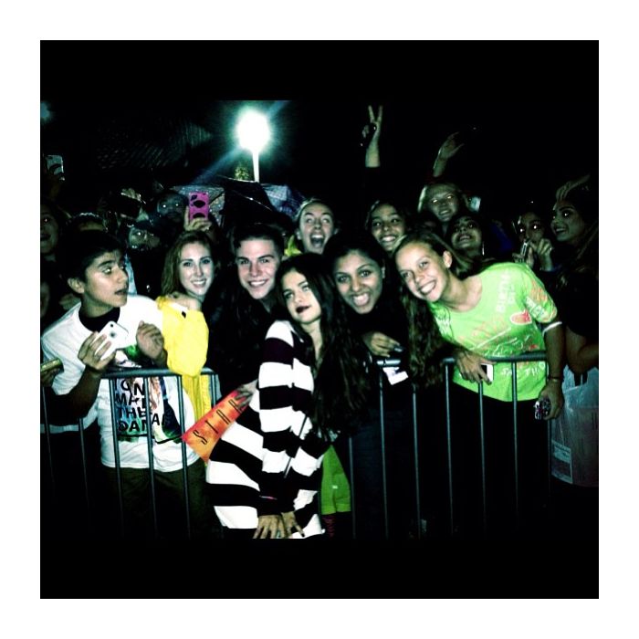 Selena Gomez posa com seus fãs após apresentação