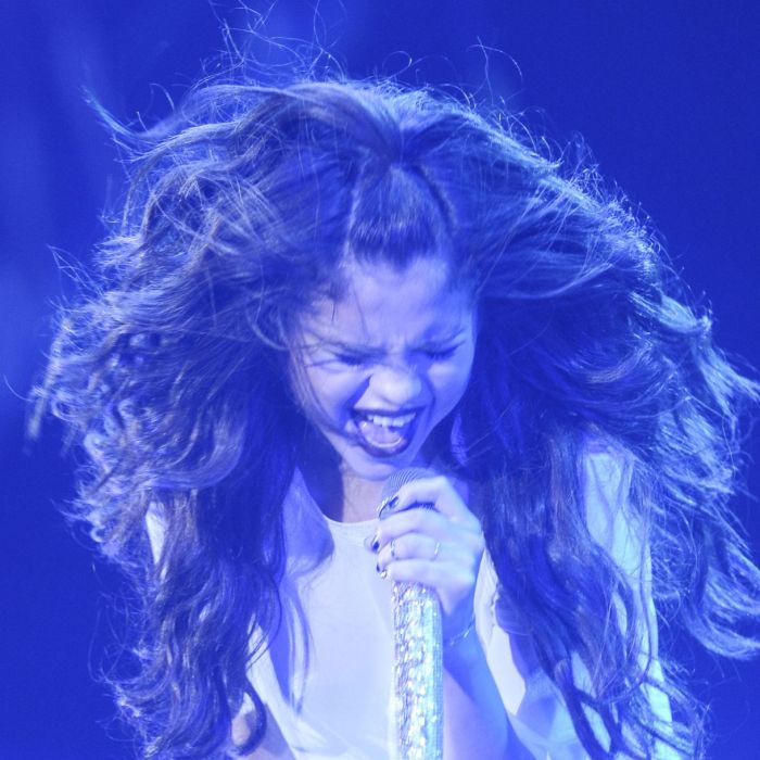 Selena Gomez se apresenta na cidade de Fairfax, nos EUA, e acaba caindo no palco (por volta do minuto 3:25)