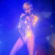  Como sempre, Miley Cyrus fez poses sensuais no show 