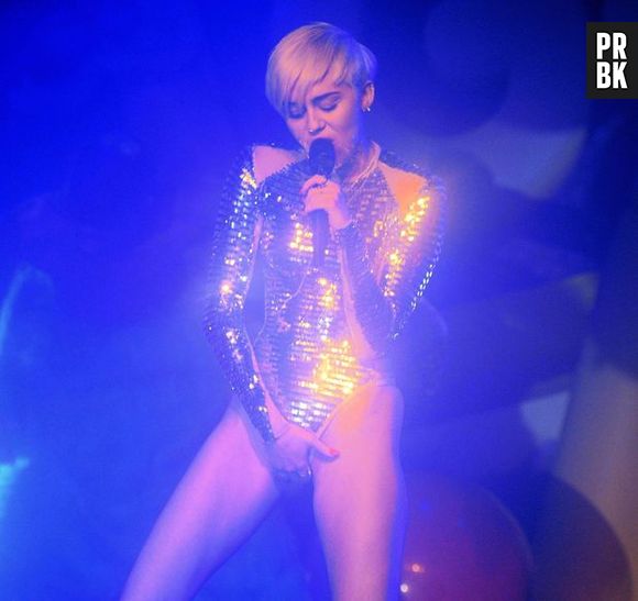 Como sempre, Miley Cyrus fez poses sensuais no show