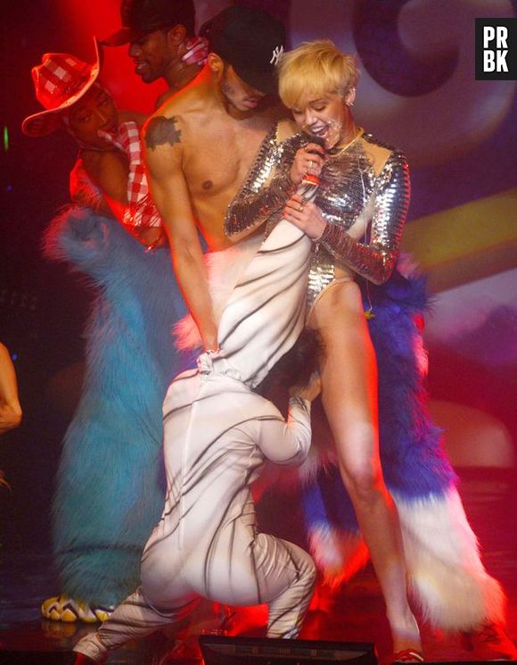 No entanto, entre um show e outro, Miley Cyrus fez um pocket show em uma casa de festas