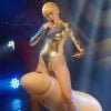 Sem contar que Miley Cyrus sensualuizou com brinquedos eróticos