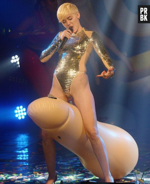 Sem contar que Miley Cyrus sensualuizou com brinquedos eróticos