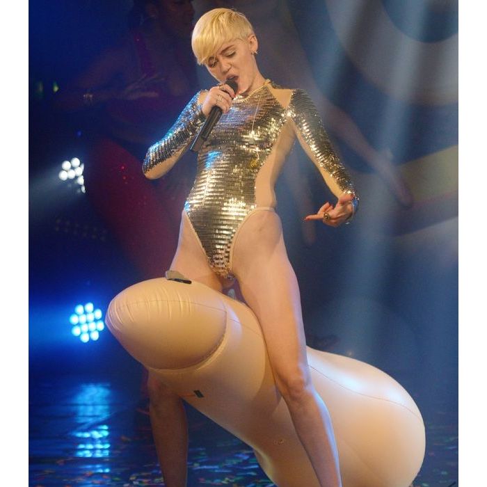  Sem contar que Miley Cyrus sensualuizou com brinquedos er&amp;oacute;ticos 