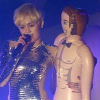 Miley Cyrus faz pocket show e sensualiza com brinquedo erótico em boate gay