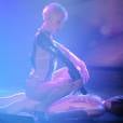  A cantora Miley Cyrus sentou em cima de um boneco infl&aacute;vel 