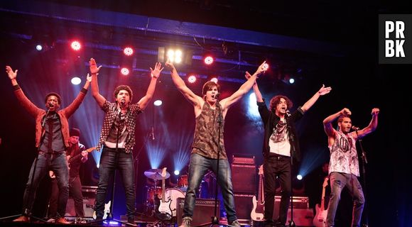 Nicolas Prattes fez o público delirar ao se apresentar com a boy band 4.4