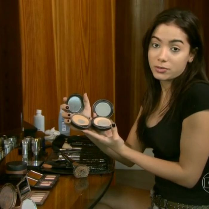  Bem humorada, Anitta ensina o passo a passo de sua maquiagem 