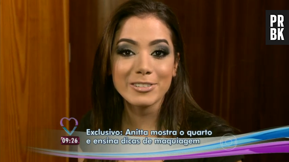 Pronto! Anitta está maquiada e preparada para curtir a night com as amigas