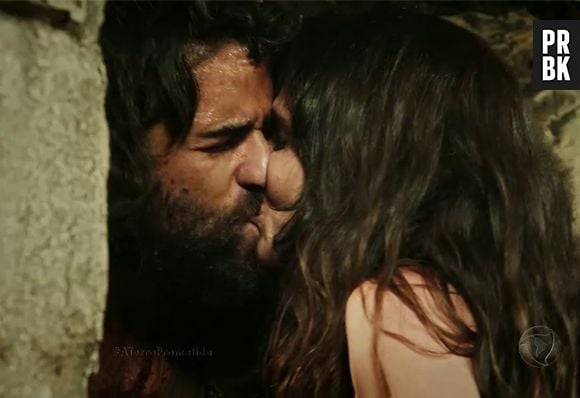 Raabe (Miriam Freeland) e Salmon (Rafael Sardão) se beijam em "A Terra Prometida", novela da Record