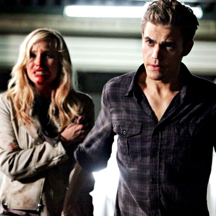  Em &quot;The Vampire Diaries&quot;, Stefan (Paul Wesley) defende Caroline (Candice Accola) de todos os perigos 