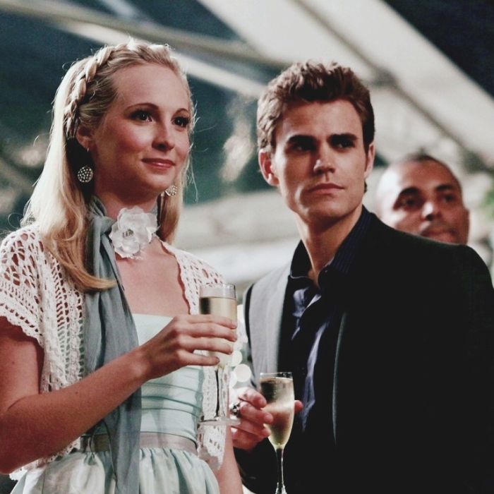  Stefan (Paul Wesley) tem se aproximado muito de Caroline (Candice Accola) em &quot;The Vampire Diaries&quot; 