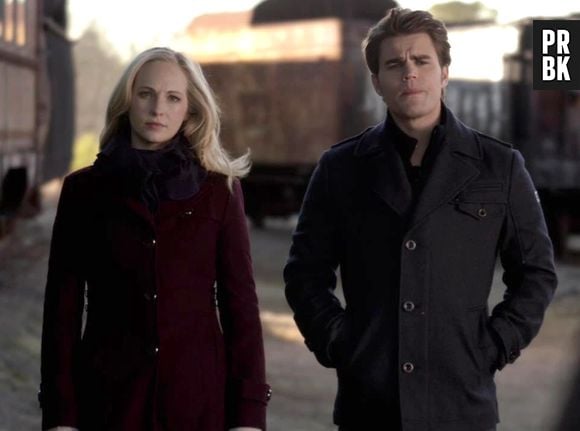 Em "The Vampire Diaries", Caroline (Candice Accola) defendeu Stefan (Paul Wesley) quanto ninguém estava por perto