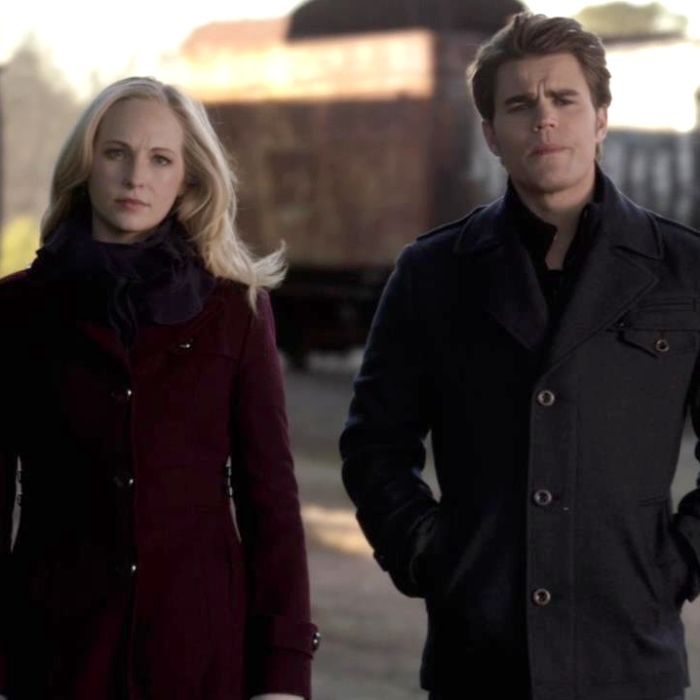  Em &quot;The Vampire Diaries&quot;, Caroline (Candice Accola) defendeu Stefan (Paul Wesley) quanto ningu&amp;eacute;m estava por perto 