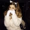 Toda fofa, Ariana Grande posa como uma gatinha em seu Instagram!