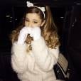  Toda fofa, Ariana Grande posa como uma gatinha em seu Instagram! 