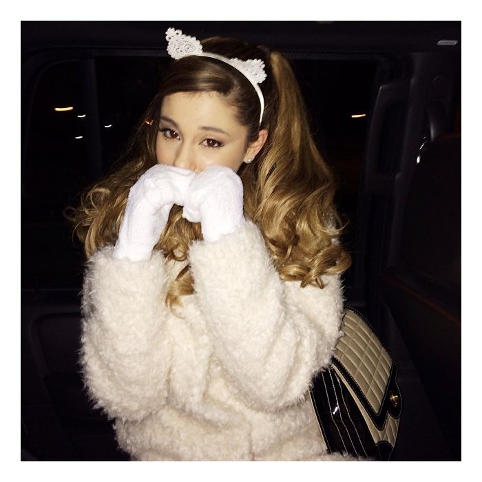  Toda fofa, Ariana Grande posa como uma gatinha em seu Instagram! 