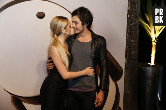 Tiago Iorc explica que não se incomoda porque Isabelle Drummond é de fato sua namorada