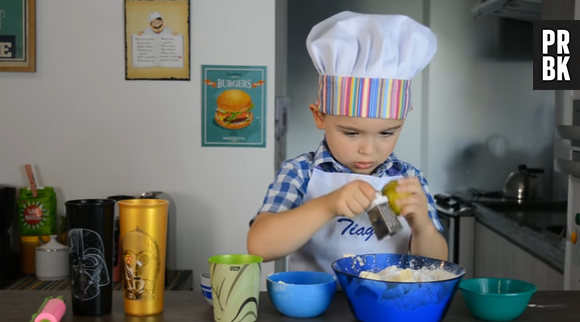Tiago é uma das crianças que adoram aprontar na cozinha!