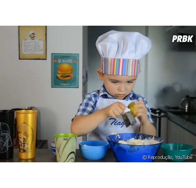 Tiago é uma das crianças que adoram aprontar na cozinha!