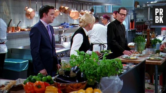 Anna Faris é Christy, uma garçonete que trabalha com o Chef Rudy (French Stewart, à direita) e namora com seu chefe Gabriel (Nate Corddry, à esquerda).