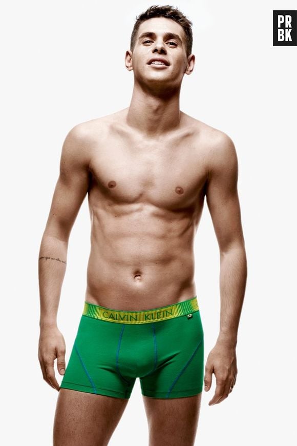 Oscar, da Seleção Brasileira, posa só de cueca para campanha