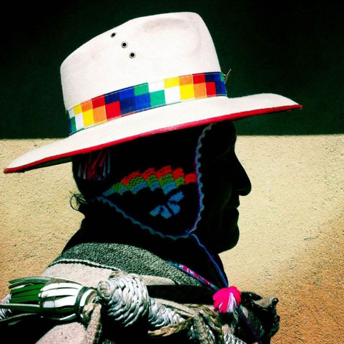 As cores da vestimenta tradicional boliviana representadas em uma bela foto de celular.