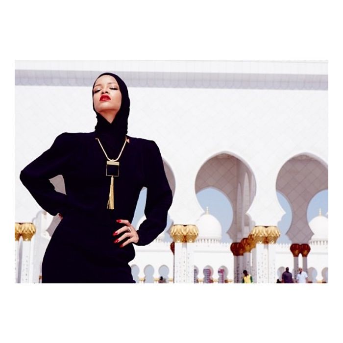 Rihanna estaria em um local proibido para visitantes e os registros violam as regras de &quot;santidade da mesquita&quot;