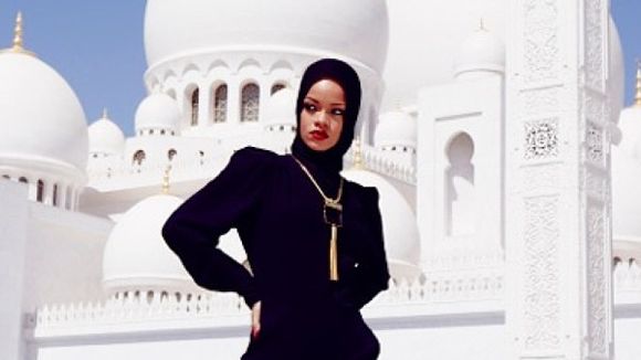 Rihanna é obrigada a se retirar de mesquita após fotos "inapropriadas"