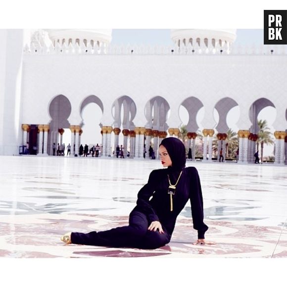 Rihanna posa na Grande Mesquita de Abu Dhabi, nos Emirados Árabes Unidos