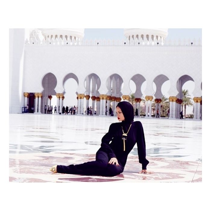 Rihanna posa na Grande Mesquita de Abu Dhabi, nos Emirados Árabes Unidos