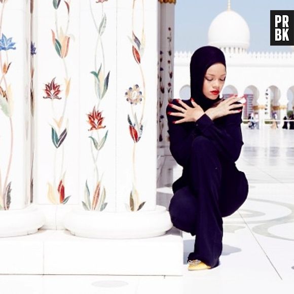Rihanna compartilhou as fotos que fez no templode Abu Dhabi, no último sábado 19 de outubro de 2013
