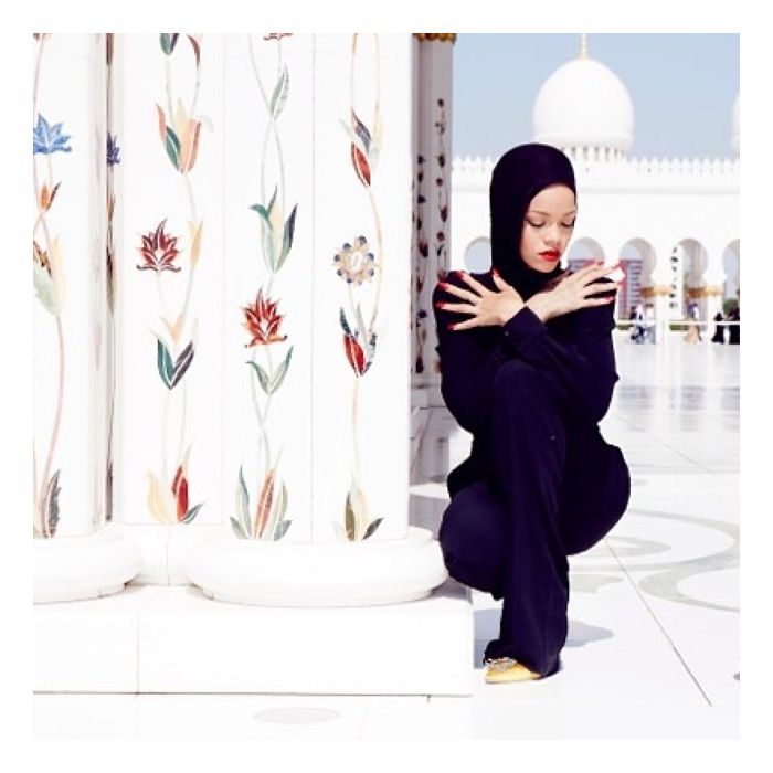 Rihanna compartilhou as fotos que fez no templode Abu Dhabi, no último sábado 19 de outubro de 2013