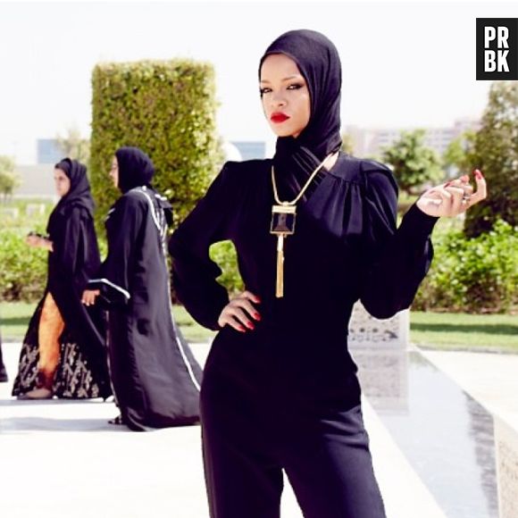 Na legenda da foto, Rihanna escreveu: "Fashion Killaz", tirando onda com as duas moças que aparecem ao fundo