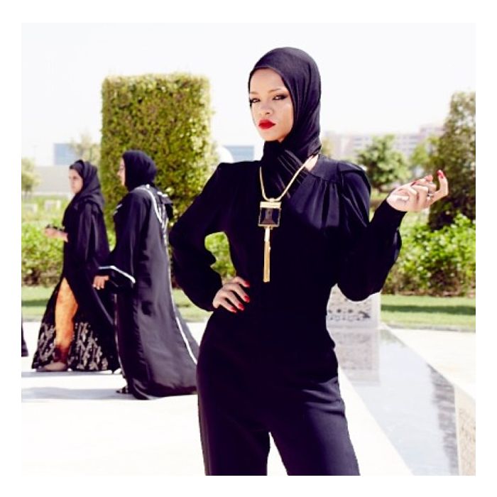 Na legenda da foto, Rihanna escreveu: &quot;Fashion Killaz&quot;, tirando onda com as duas moças que aparecem ao fundo