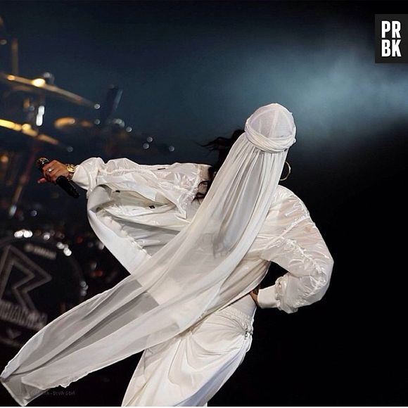 A cantora Rihanna está em turnê mundial com "Diamonds World Tour"