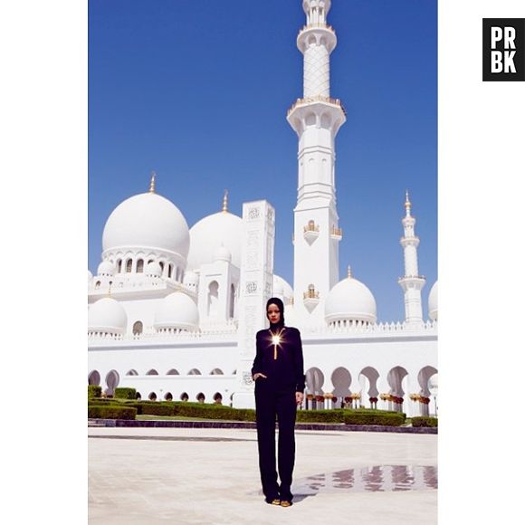 A diva barbadiana teve que se retirar do templo depois que fez algumas fotos consideradas "inapropriadas"