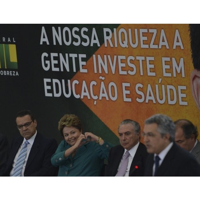 Até a presidente Dilma adotou o gesto de coração com as mãos