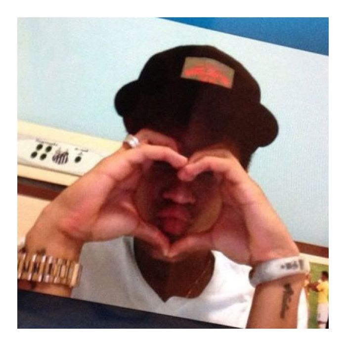 Neymar costuma tirar fotos fazendo o coraçãozinho com as mãos