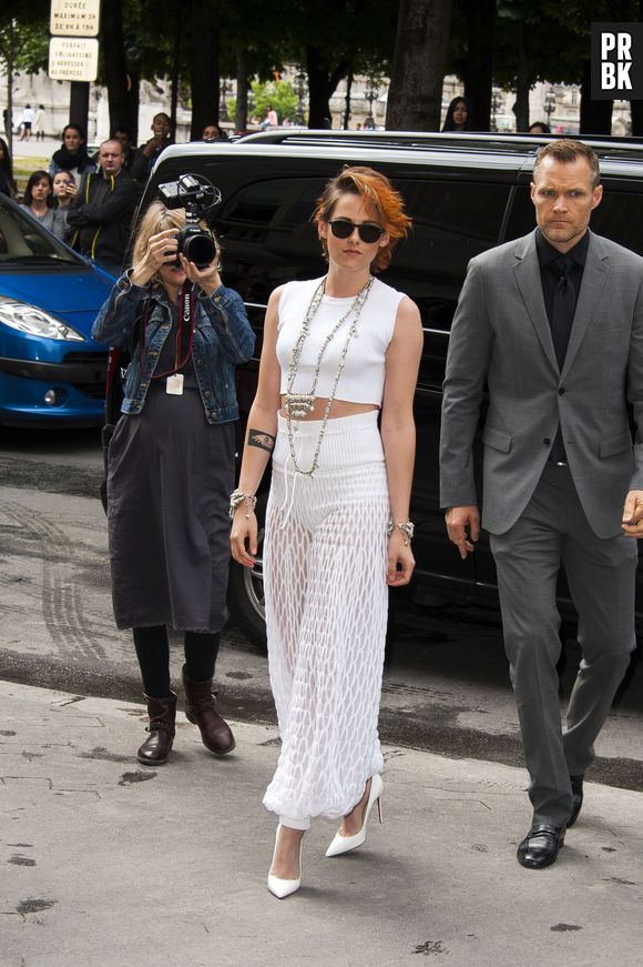 Kristen Stewart apostou em look todo branco para a semana de moda de Paris, na França