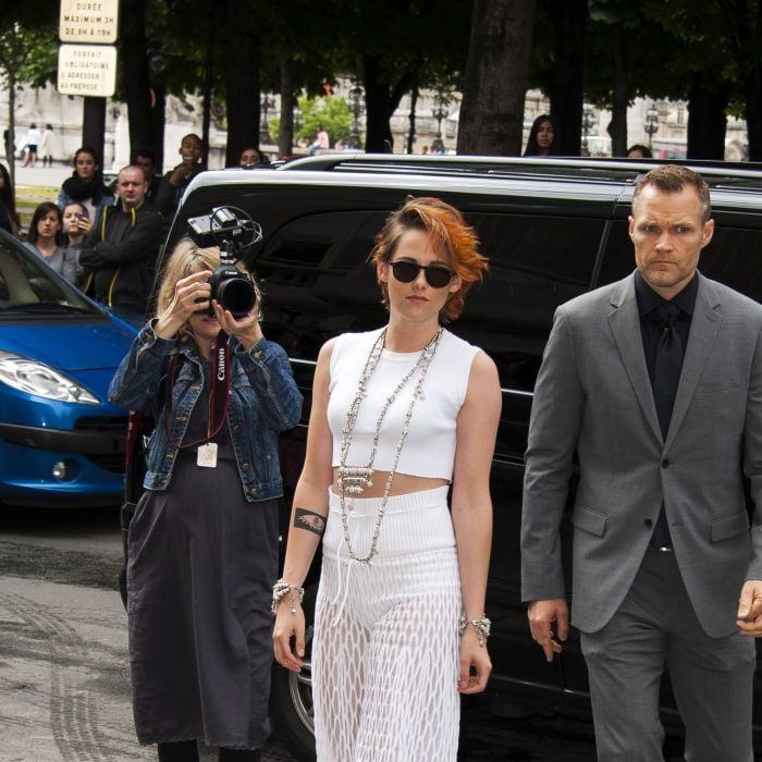  Kristen Stewart apostou em look todo branco para a semana de moda de Paris, na Fran&amp;ccedil;a 