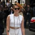 Kristen Stewart rouba a cena ao aparecer com cabelos curtos e laranja em semana de moda de Paris, nesta ter&ccedil;a-feira, 8 de julho de 2014 