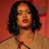 "Está no passado, mas eu não vou falar 'supere isso', porque é algo muito sério e relevante, é real", declara Rihanna em entrevista para Vanity Fair